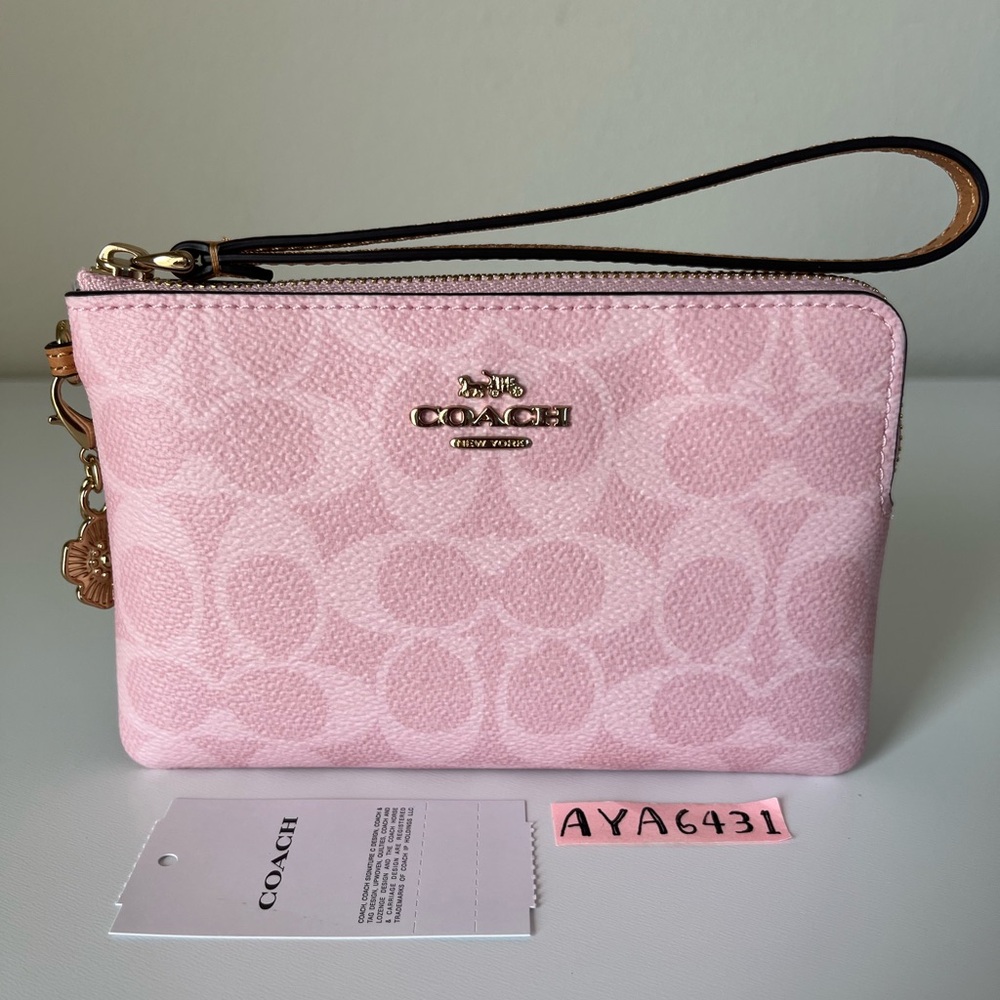 Coach wristlet🎈🎈